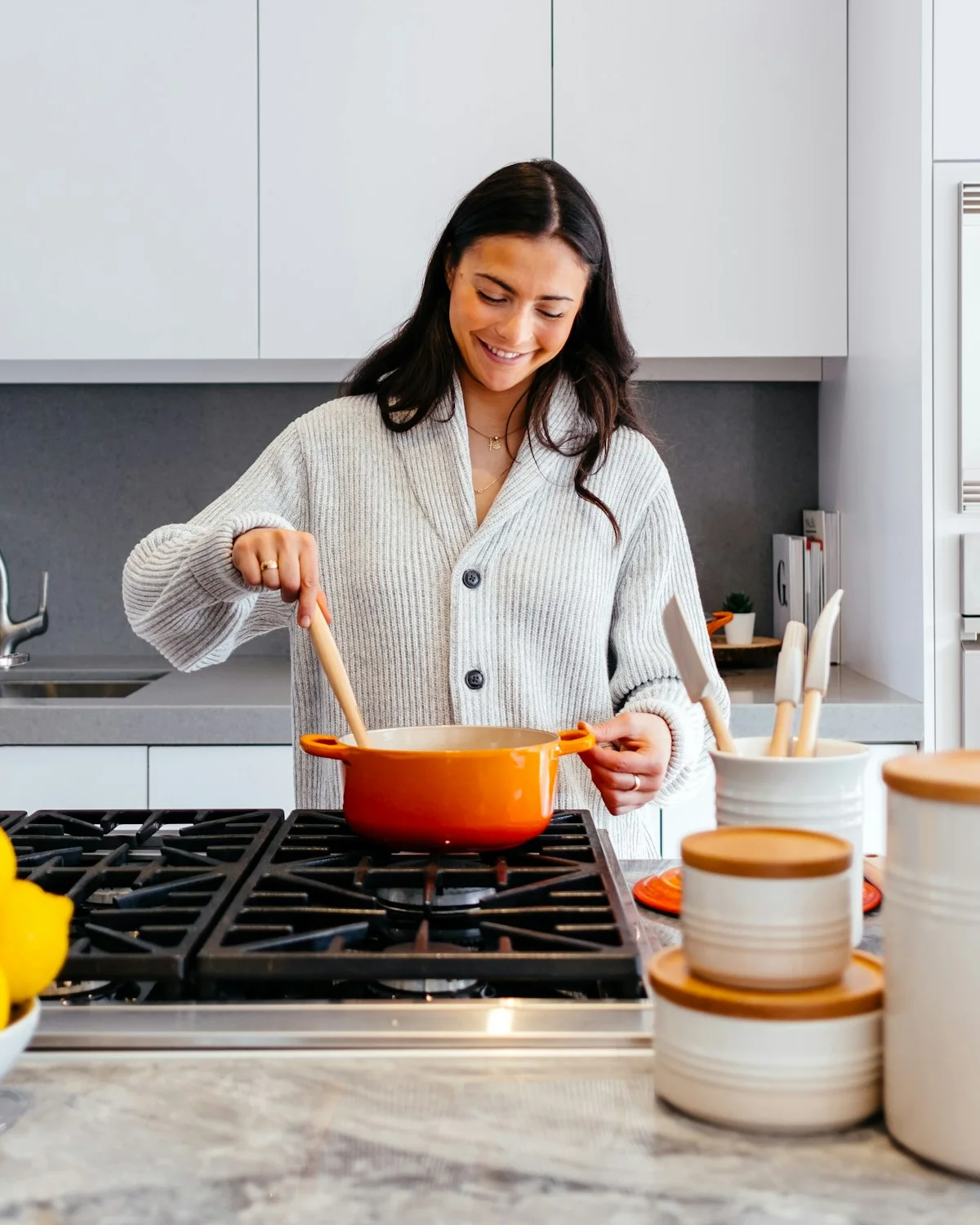 Pessoa cozinhando em uma cozinha de casa