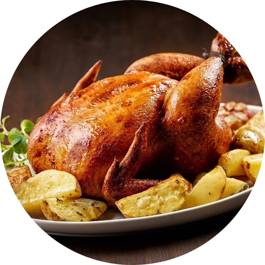 Frango assado inteiro dourado com batatas