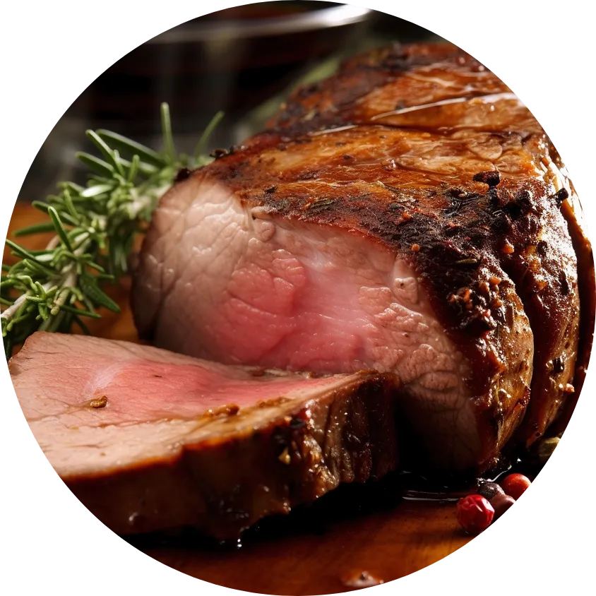 Peça de carne assada fatiada com ervas