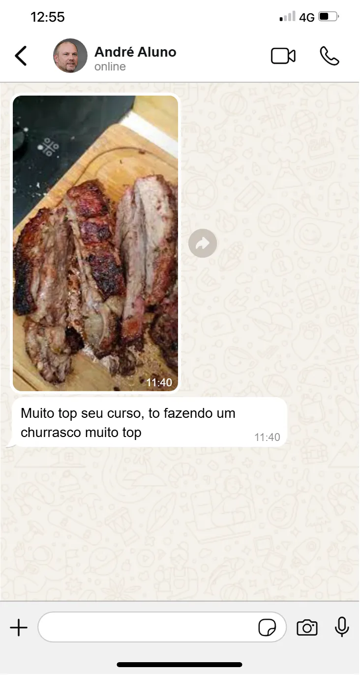 Mensagem publicada por aluno com foto de carne assada e elogio ao curso