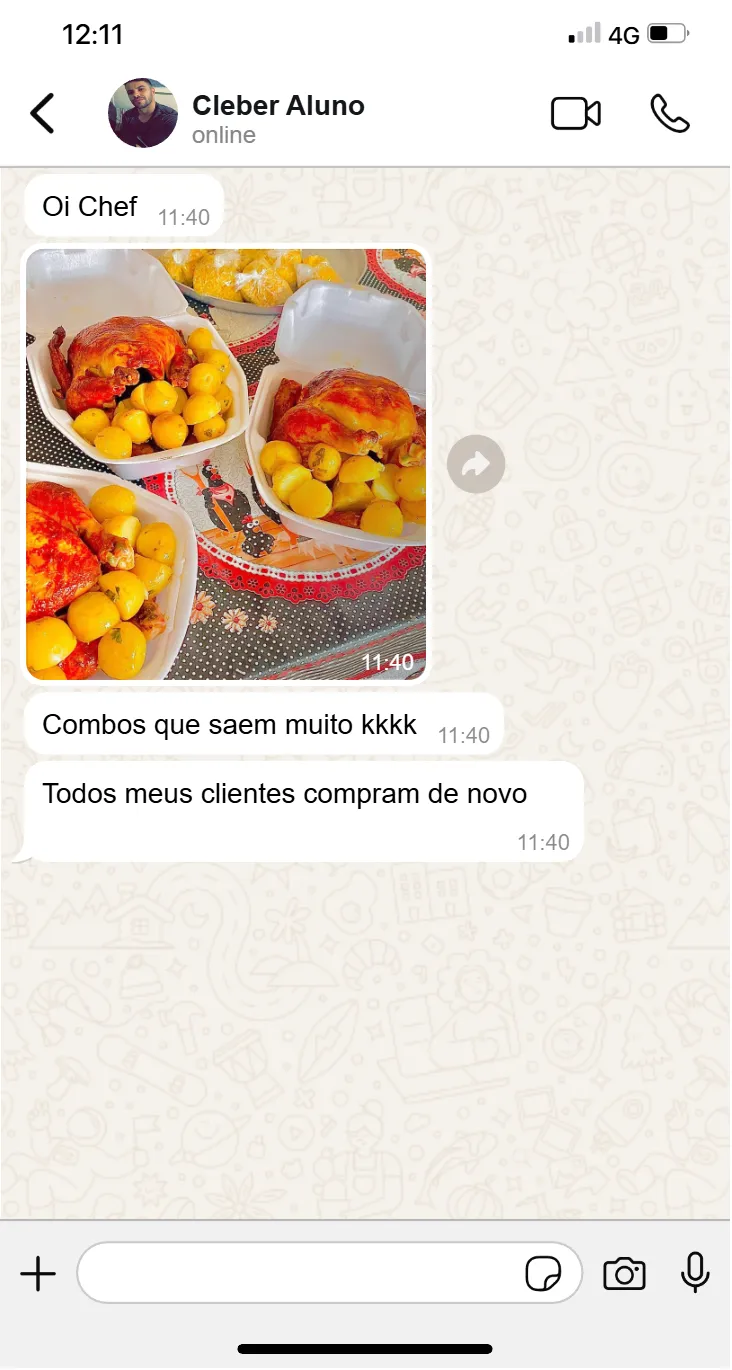 Mensagem publicada por aluno com foto de frangos assados e relato de clientes que compram novamente