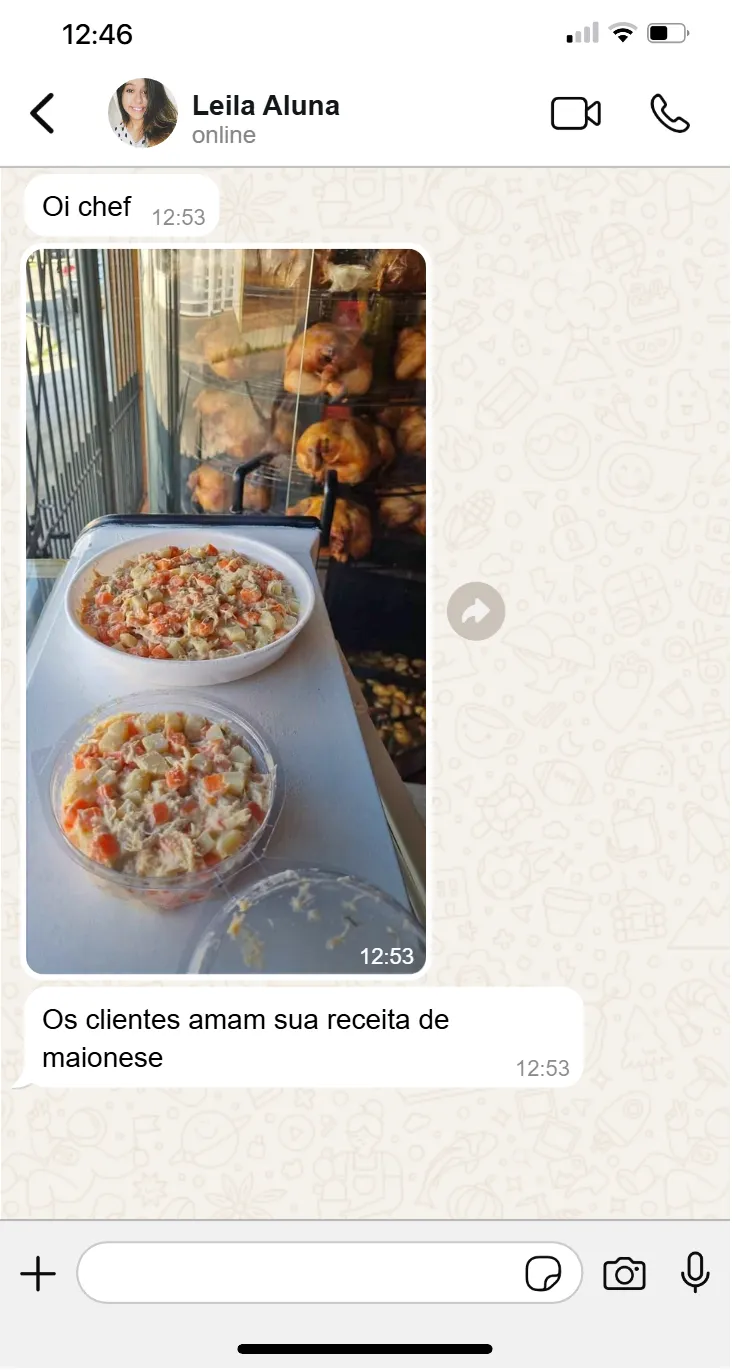 Mensagem publicada por aluna com foto de acompanhamentos e elogio à receita de maionese