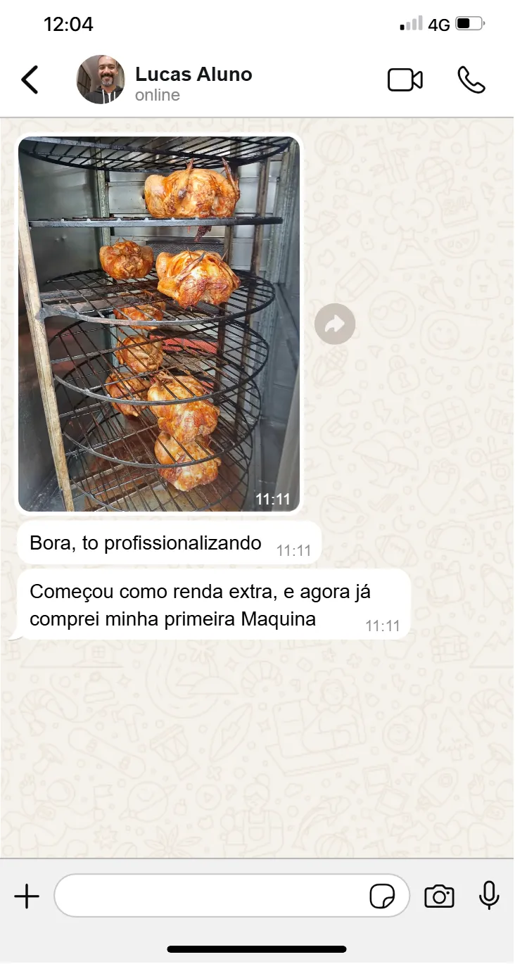 Mensagem publicada por aluno mostrando assados em forno e relatando a compra da primeira máquina